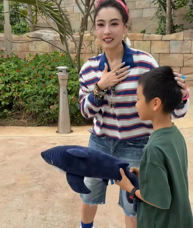 46岁张柏芝现身海南三亚度假
被网友偶遇拍下无滤镜照片，瞬间引爆评论区！
镜头里