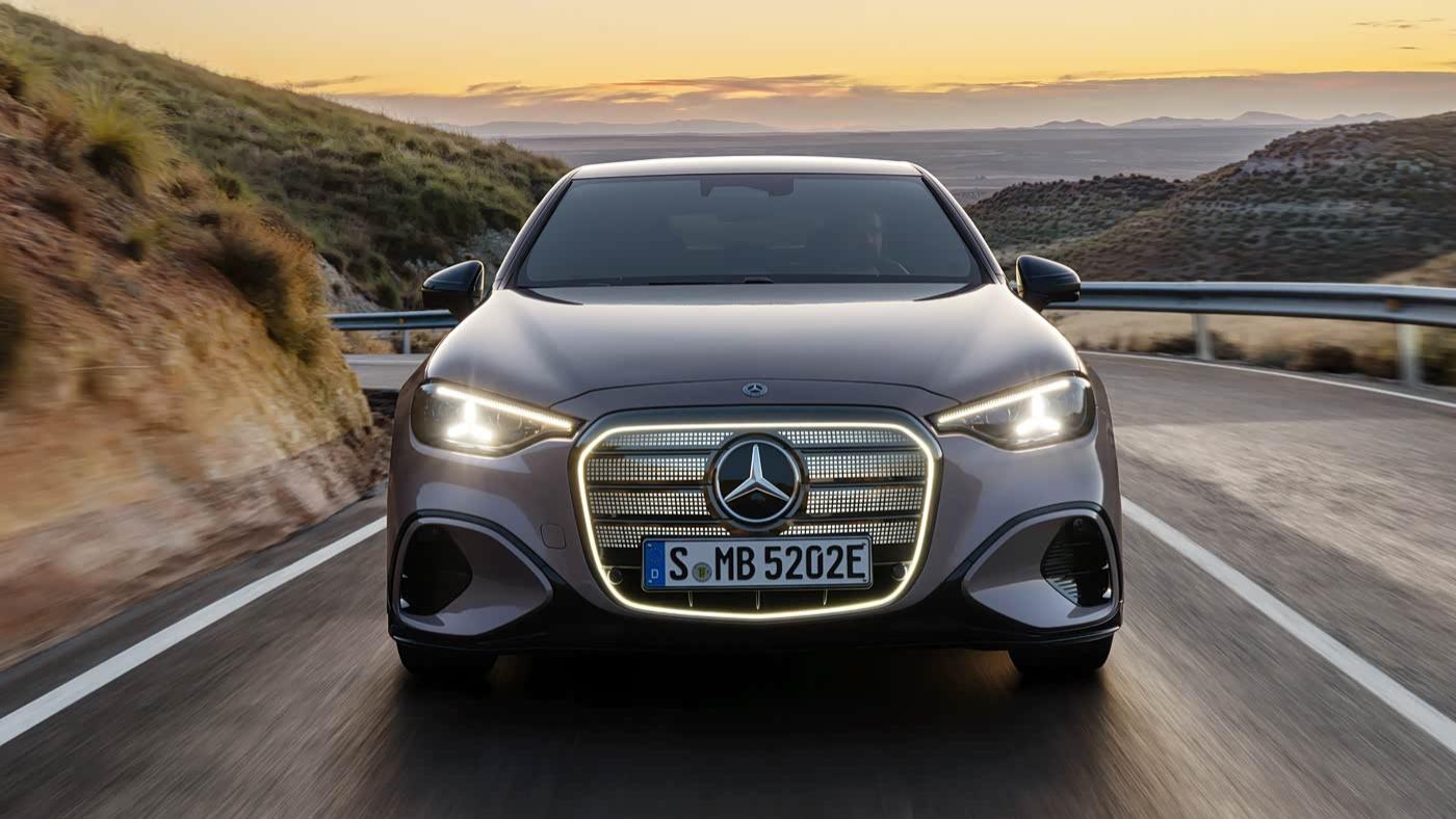 奔驰纯电C级正式亮相！外观造型复古科幻，搭载39.1英寸大连屏