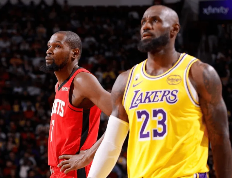 NBA常规赛收官战结束，掘金客场击败马刺，湖人、火箭、森林狼各自取胜。

西部首