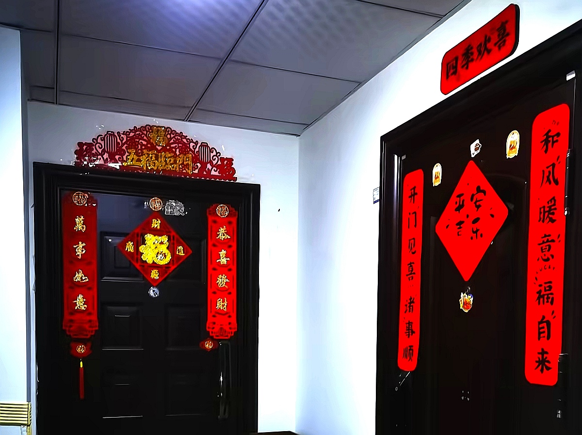 顾客备注不要敲门不要打电话，但如果你发现顾客所在的楼层，所有房间都贴了对联，遮挡