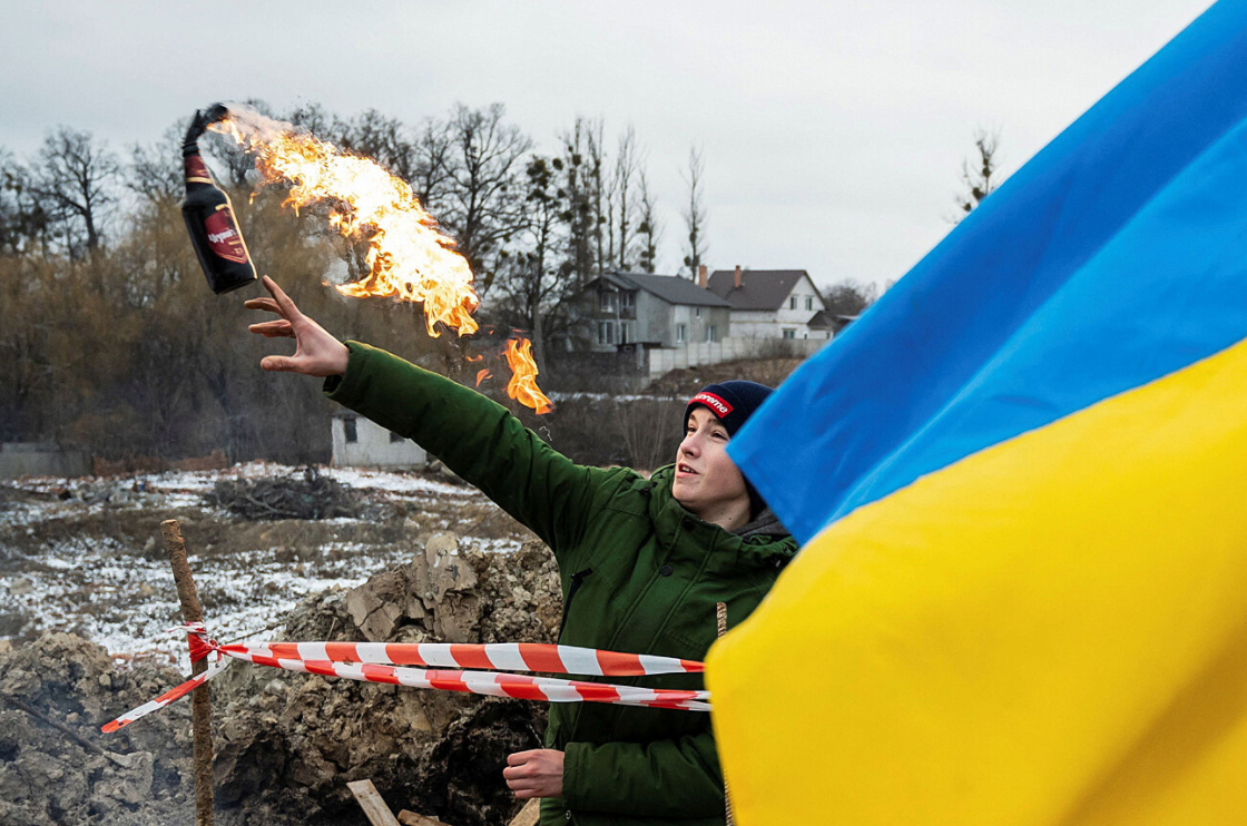 2022 年3 月 1 日，乌克兰日托米尔的平民用燃烧弹进行训练。 路透社