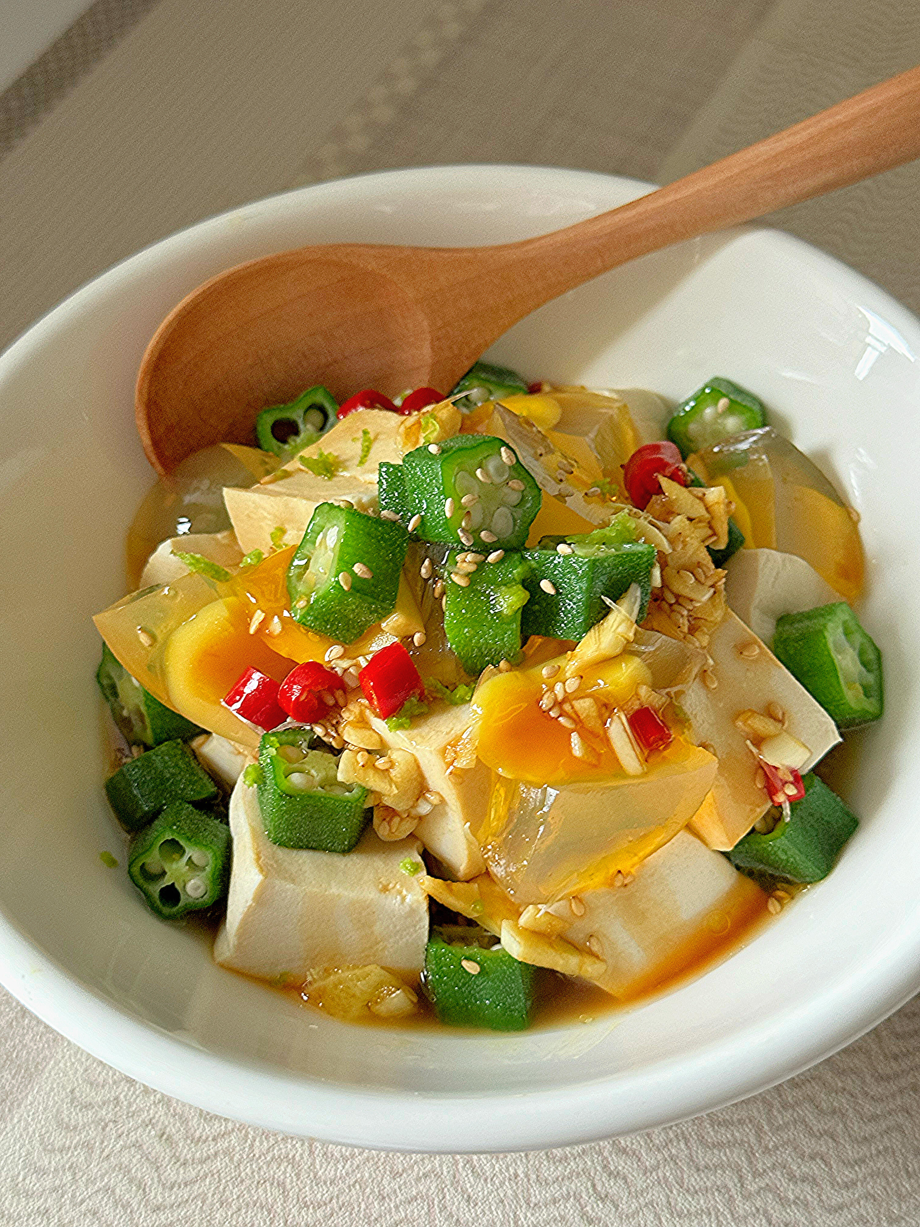 夏日清爽凉拌✨皮蛋秋葵豆腐，低脂解腻超开胃
初夏没胃口的姐妹看过来👭 这道皮蛋