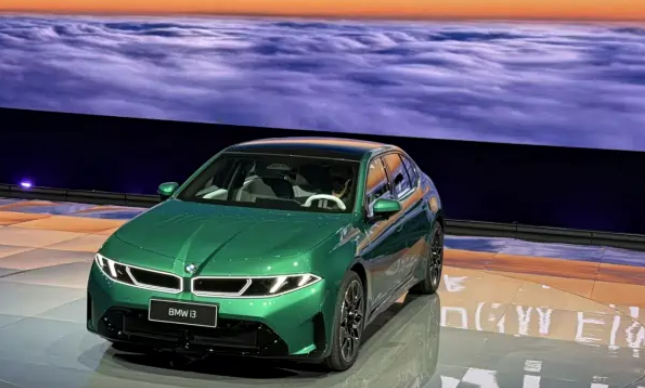 宝马三车齐发：AI 重构豪华新世代开启智能驾趣新纪元
两款长轴距新世代车型，把 