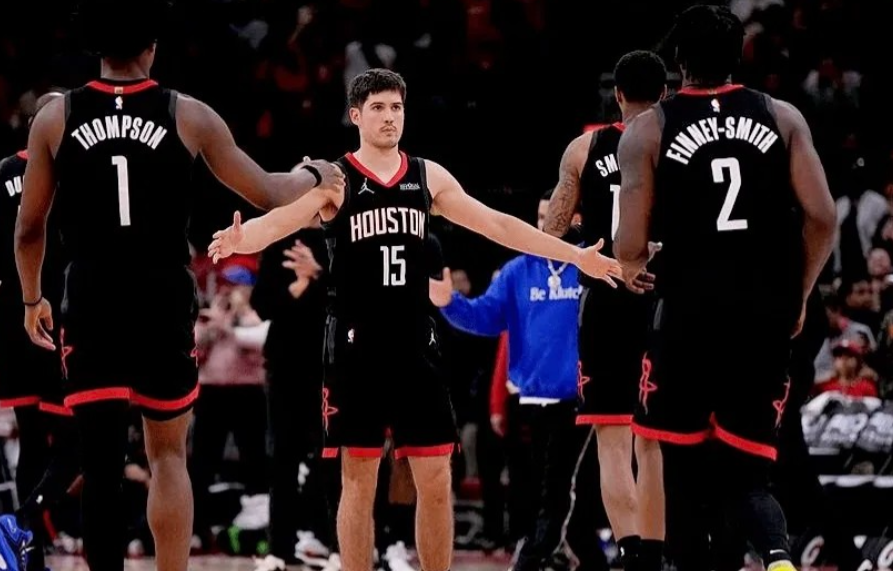 小谢打季后赛怎么办，像今天黄蜂VS热火的附加赛中的康神上对抗后三分已经0/4了