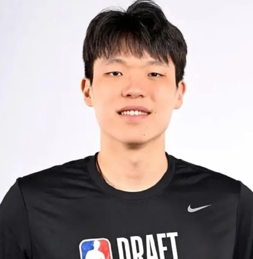 目前杨瀚森不在计划内
其实现阶段小杨就是个工具人，球队不会因为他的特点特地去改变