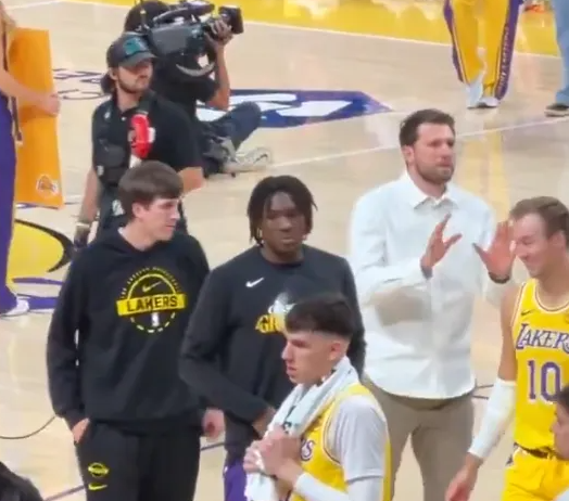 NBA季后赛，湖人对阵火箭的比赛正在进行中。
本场比赛，湖人球员卢卡-东契奇没有