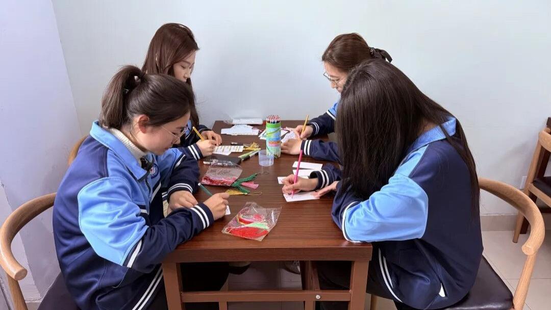 学院康复保健系“本草”一站式社区开展清明书签主题纪念活动