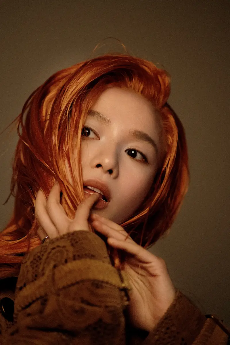 张婧仪橘色湿发造型鲜活亮眼！戴豹纹头巾野性十足