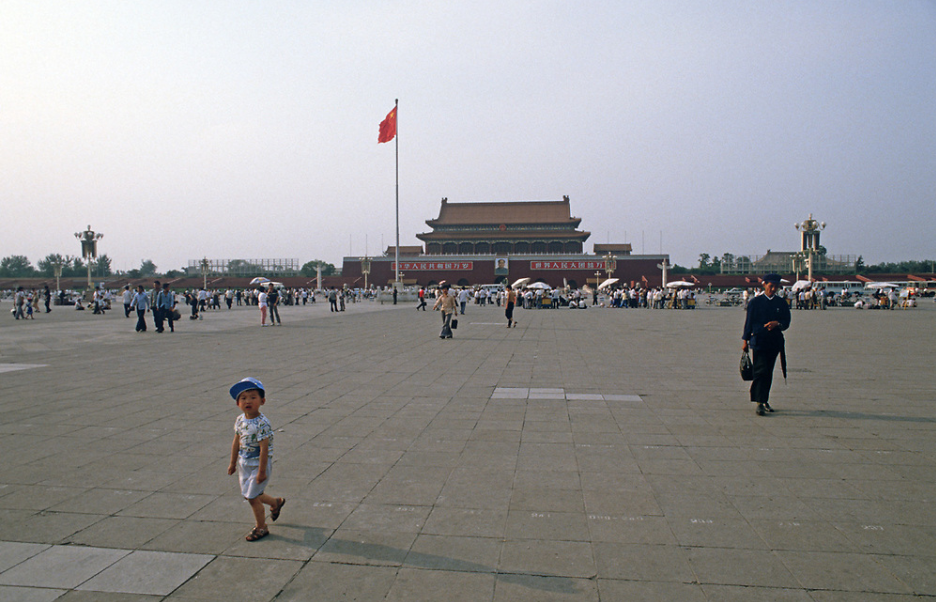 1985年，北京天安门广场。当年的天安门广场，还可以随便进。