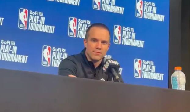 NBA附加赛，太阳主场111-96战胜勇士。
赛后太阳主帅乔丹-奥特接受了记者采