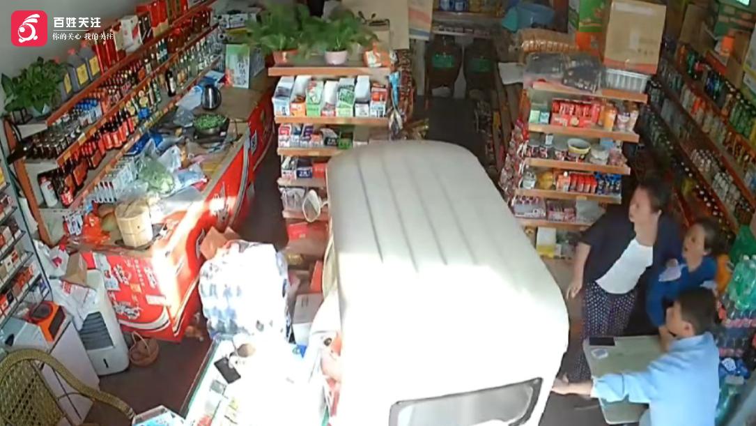 浙江绍兴一老年代步车冲进商店撞倒货架：店内三人惊险躲过
