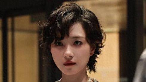 万茜现身线下活动，牛仔裤配高跟鞋脸清纯，网友：中年女人天花板