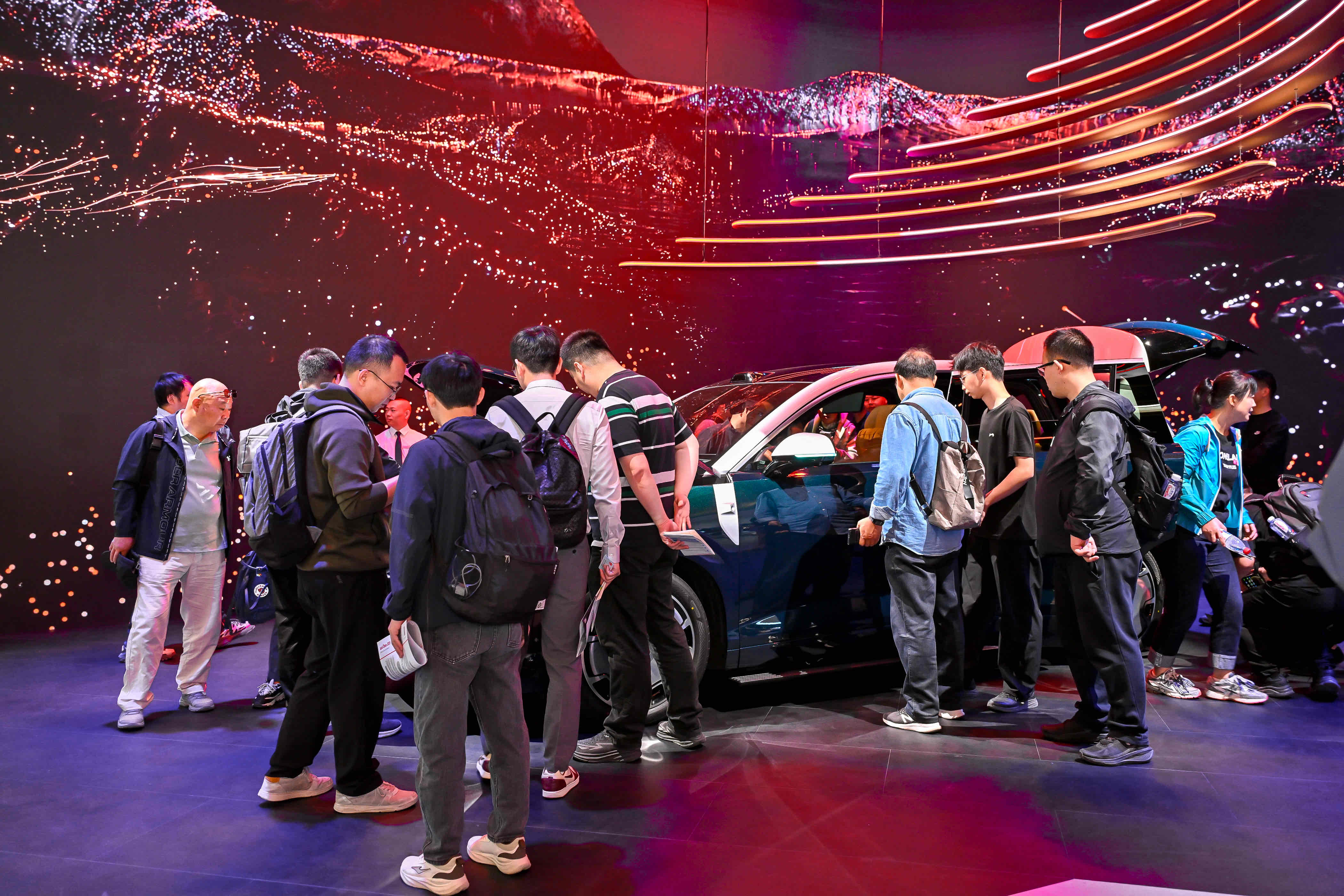 北京车展现场来看大唐的朋友特别多！这次王朝展台，特意安排了4台展车，大家可以慢慢