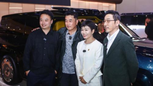北京车展顶流实锤！比亚迪E3馆炸场，明星老外齐打卡