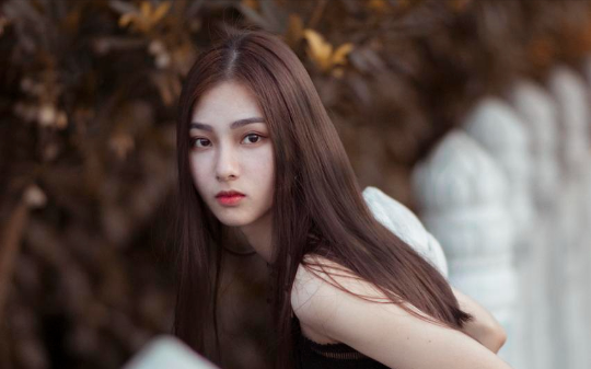 女友为了上位，在颁奖典礼上当众亲吻商业大佬，却发消息对我说“别信，一切都是为了工作”