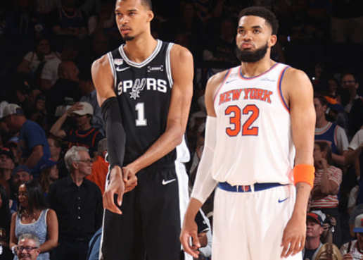 NBA总决赛，尼克斯对阵马刺的G4比赛中，出现了非常奇葩的一幕。文班今天一上来和