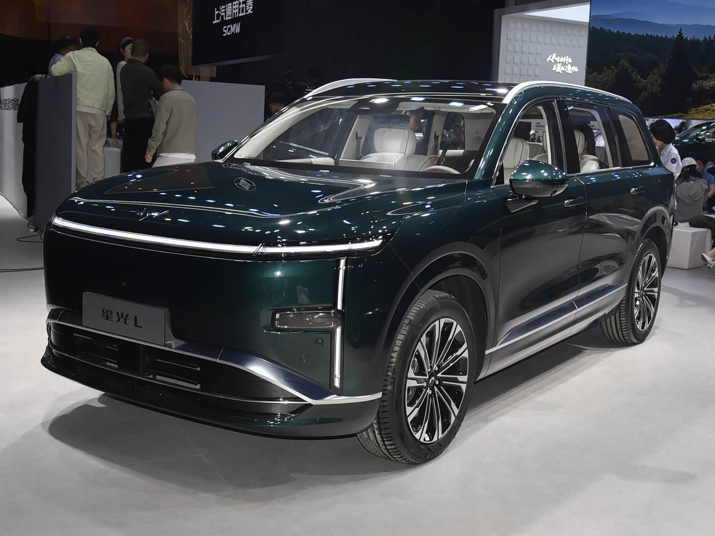 五菱星光L北京车展亮相！定位中大型插混SUV，六座布局，续航