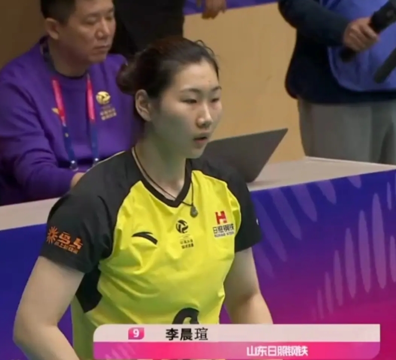 李晨萱今天在第一、二局成为了天津女排的苦主，进攻犹如无人之境，发挥得非常的出色，