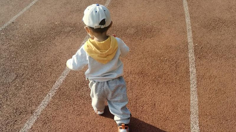 半生风雨伴儿行，回首已是少年身