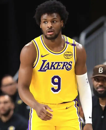 湖人自媒体Sleeper Lakers更新动态，晒出一则讨论与球迷分享：
布朗尼