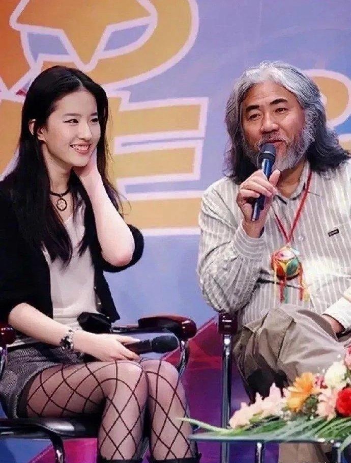 虽然刘亦菲早年这套打扮被说很雷，现在重新再看，她是怎么把渔网袜穿出清纯感的 ​​