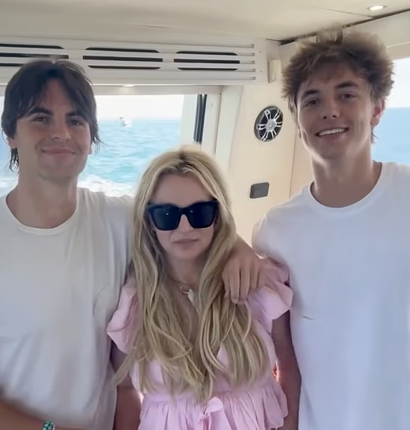 44岁布兰妮同框俩儿子久违！