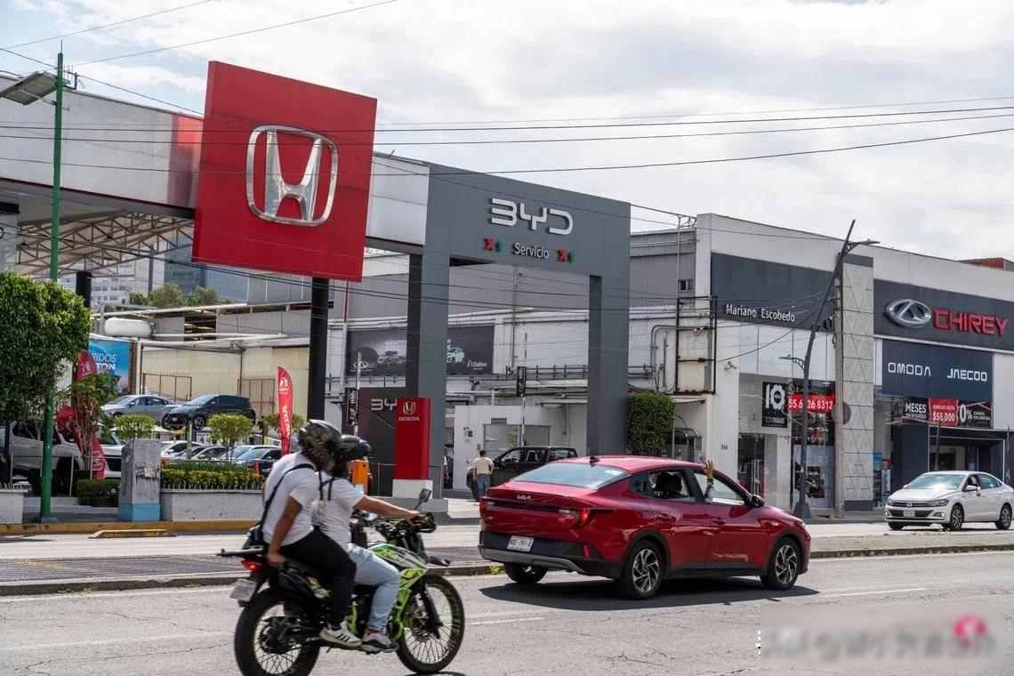 墨西哥街头跑着中国电车，美国议员急得联名上书，全球化供应链悄悄改道