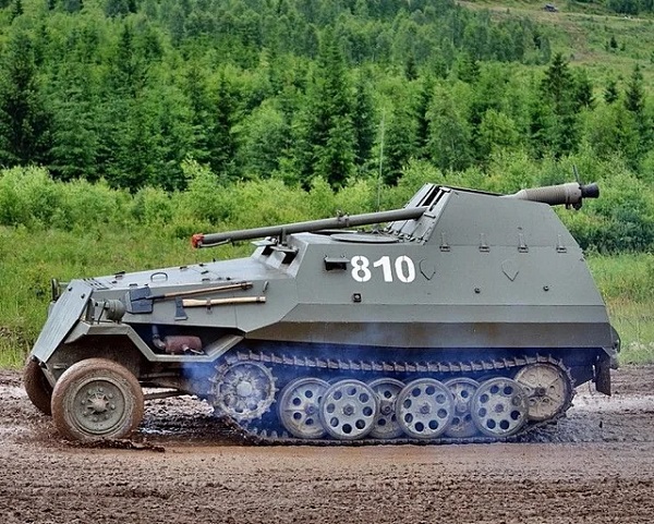 OT-810D，带无后坐力炮的半履带装甲车