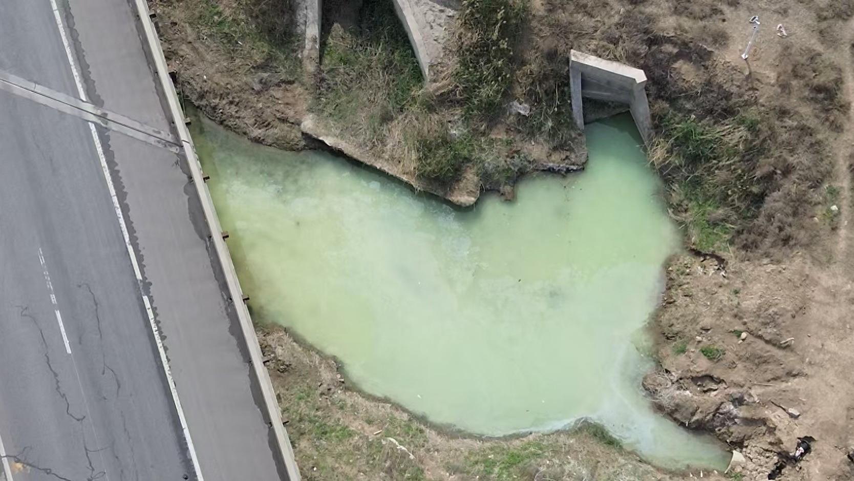 水体颜色异常、漂浮杂物、呈碱性，武强县开发区河道污染令村民忧心忡忡