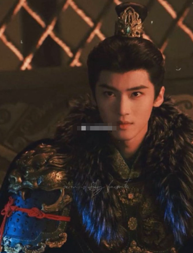 这回真是轮到闫桉上桌了。从打磨演技到拿下重要角色，每一步都走得很扎实。新造型更是