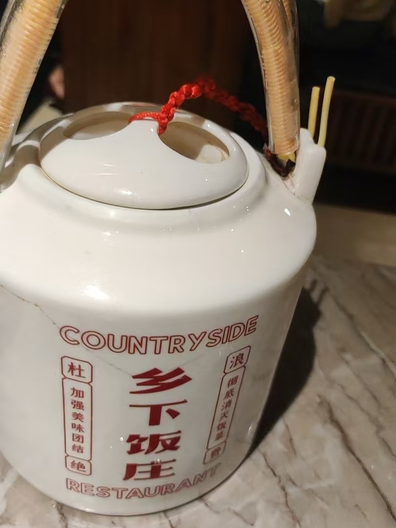 时光匆匆，今晚难得与大学老友相聚吃饭。
再次相见，熟悉的亲切感丝毫未减，只是岁月