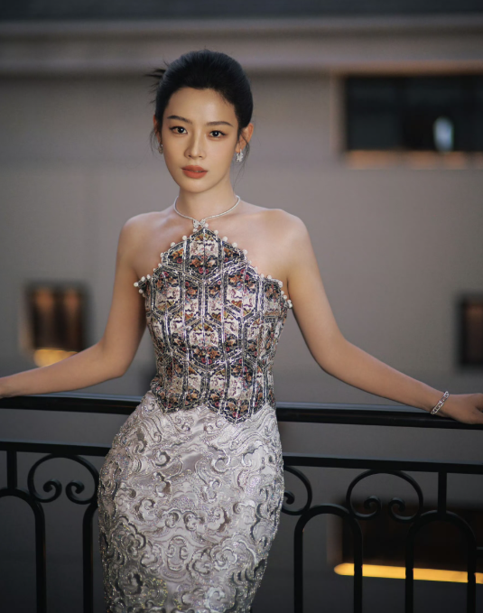 原来直接演女一号的她是越剧代表人
和吴京合作《镖人：风起大漠》走红
原来她早就出