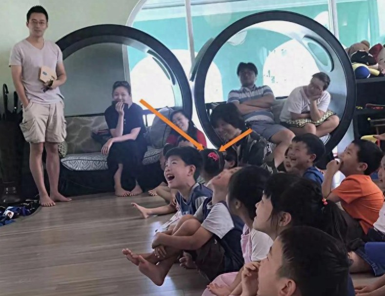 大s是很真诚朴实的，从衣着上她如果不是出席活动从来都是休闲装。
 
对人也很真诚