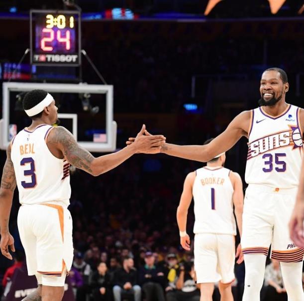 火箭队今天对阵太阳队，而杜兰特当年在太阳队曾经效力过多年。KD并没有带队打出什么