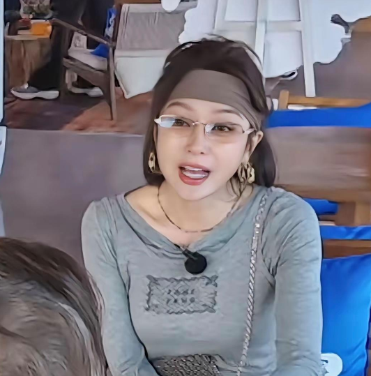 在《亲爱的・客栈》的闲聊里，秦岚平静提起了父母的后事，她说起办追悼会的时候，自己