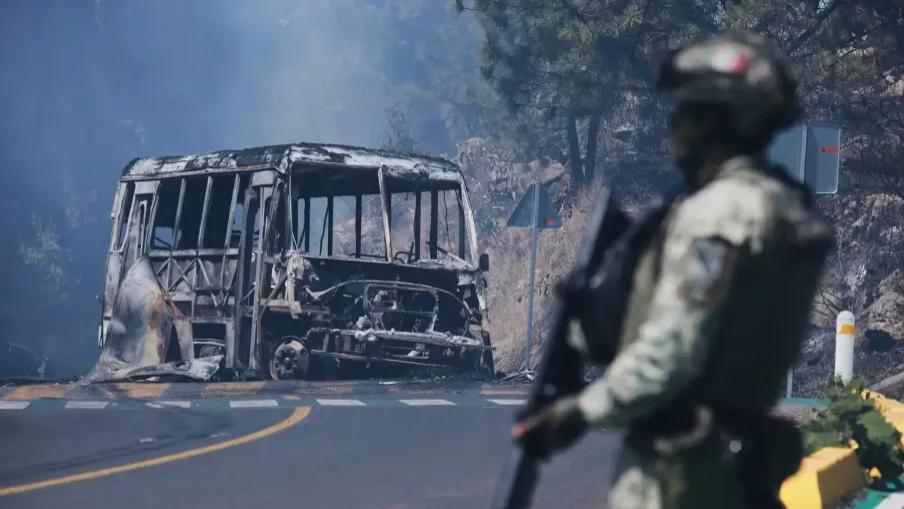 别盯着伊朗了！美国后院已炸锅：毒贩开坦克，全国变战场！