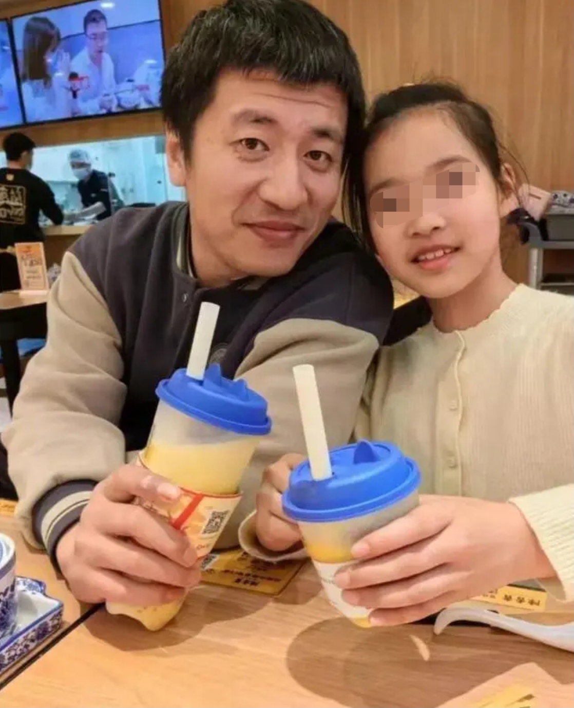 张雪峰猝死继承过亿财产女儿被紧急接回，据说书包都没来得及收。
 
才40多岁，就