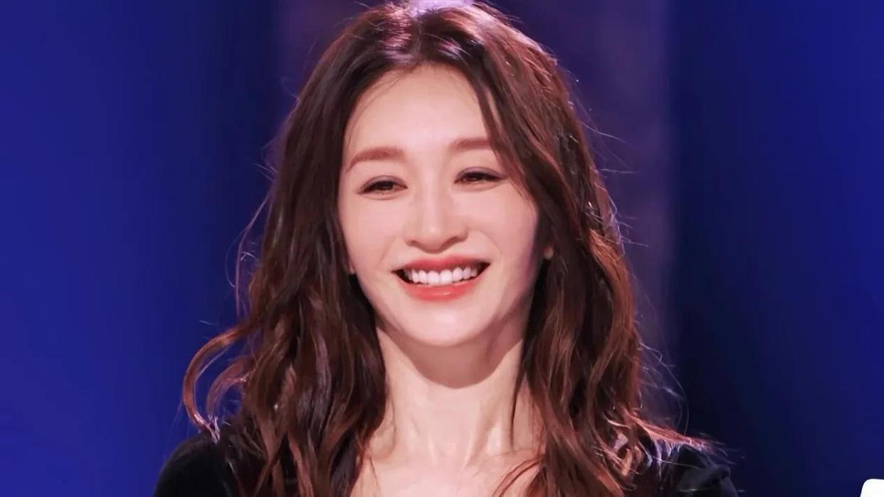 李小冉手臂抄满歌词被汗水晕开