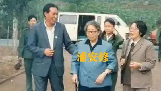 1990年，浦安修病重期间，几位晚辈前来探望她，一张罕见的合影