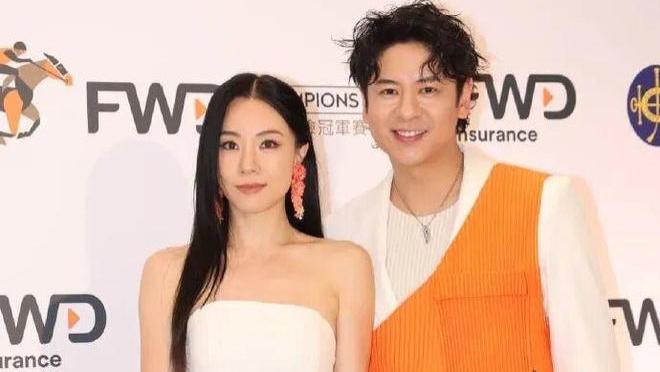 许廷铿恭喜吴业坤转型独立歌手！