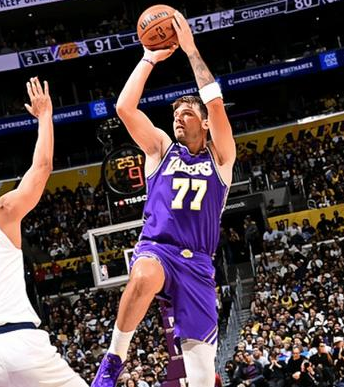东契奇11失误，湖人险胜快船。NBA常规赛迎来了本赛季第一次洛城德比，湖人主场迎