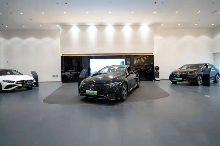 一觉醒来，油价又飞升了，旁边老哥更是连夜加油，排队到深夜！反观用新能源汽车的领导