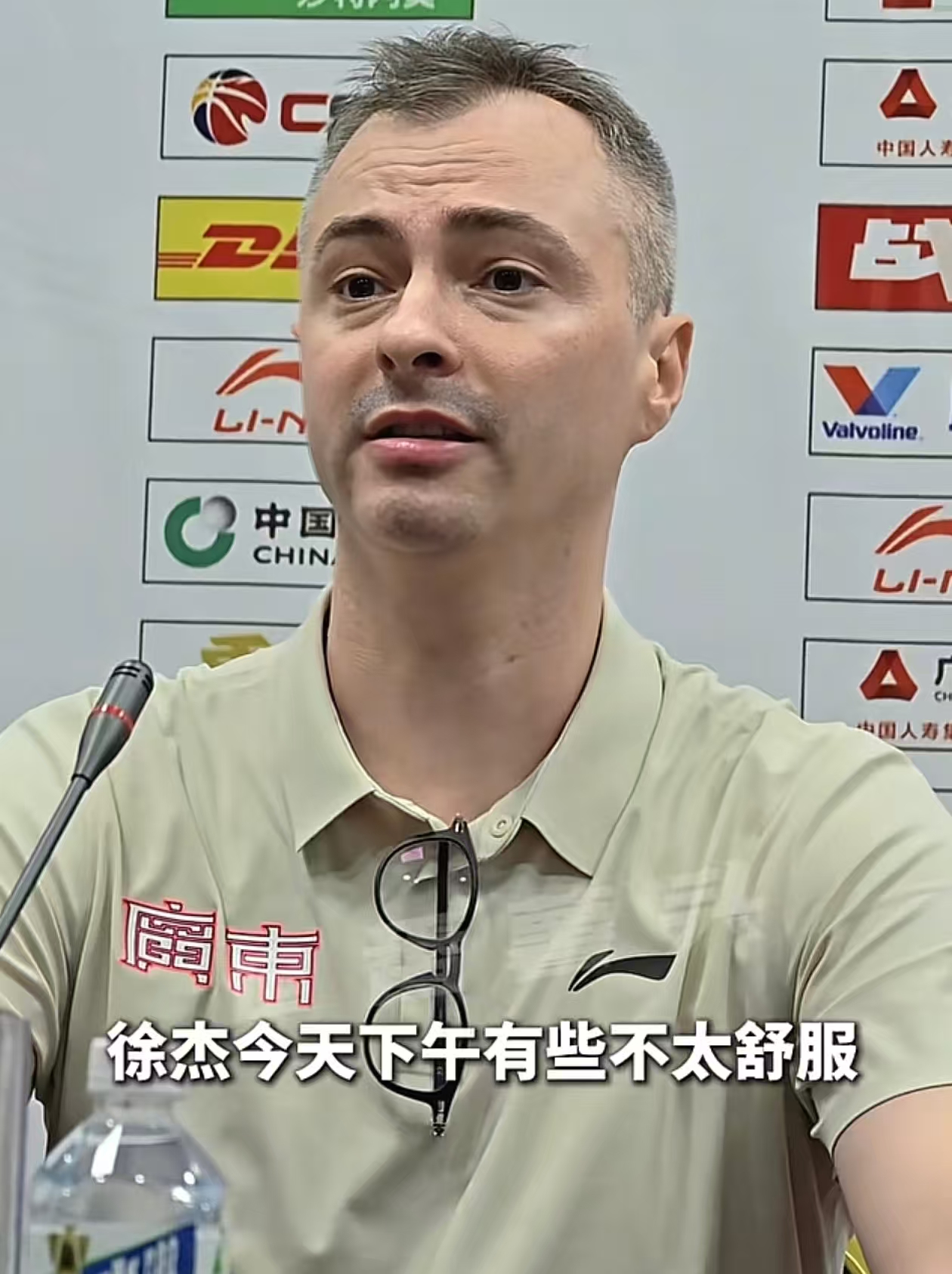阴谋论可以歇歇！主教练亲自辟谣，徐杰缺阵是身体不舒服，跟战术无关