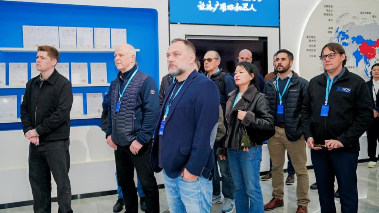 开门红 成华机器人“智”胜全球