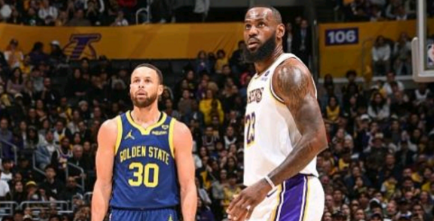 库里将亲自招募詹姆斯加盟勇士，据NBA记者Brett Siegel透露，库里将可