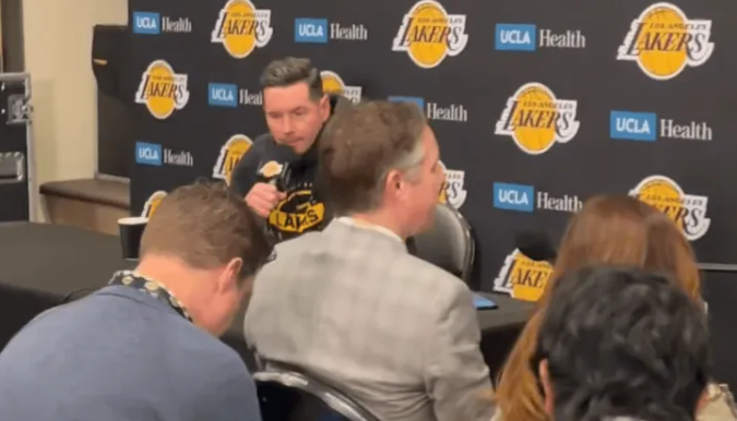 湖人主场对阵勇士，赛前湖人主帅JJ-雷迪克接受记者采访。
库里将缺席今日的比赛，