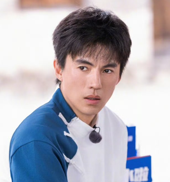 凭《老舅》里宏伟彻底翻红的宋宁峰
戏外人设就光速塌房，被曝婚内出轨Q女士，还牵扯