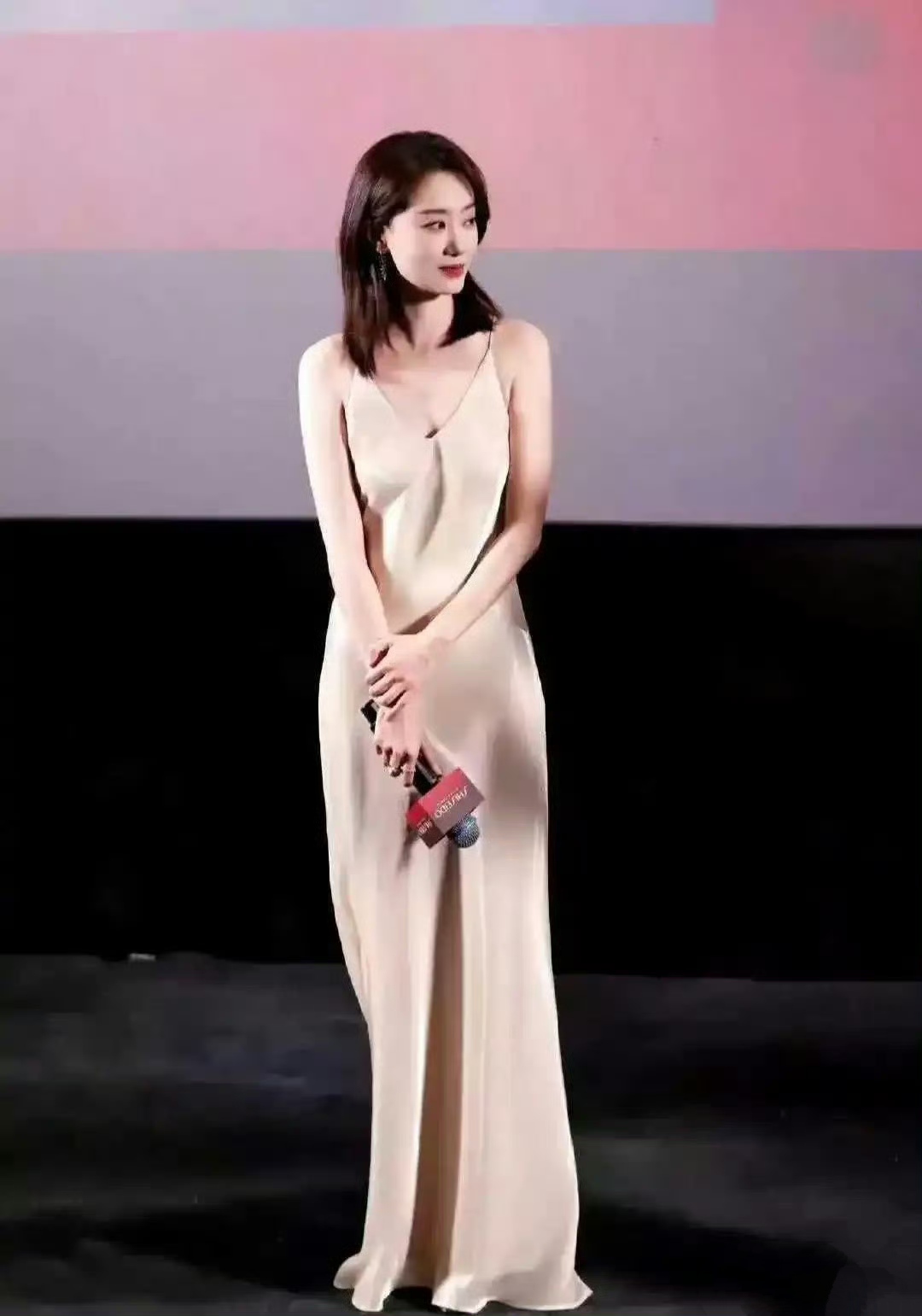 网上刷到张小斐参加活动的照片，发现她挺会打扮也很漂亮的，穿着吊带裙彰显身材苗条露