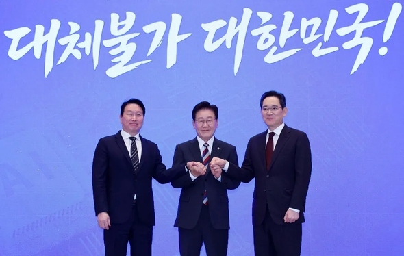 韩国总统向两大财阀90°鞠躬