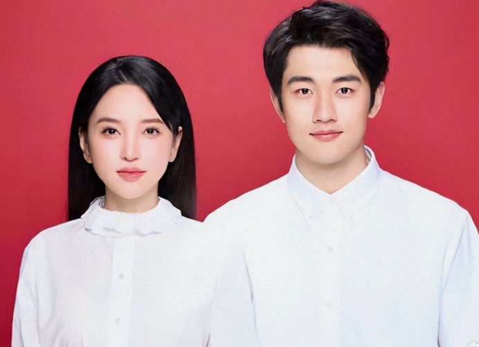 知名女星金莎和小17岁男友领证结婚了！ 
 
在我印象里金莎不长这样啊，这变化有